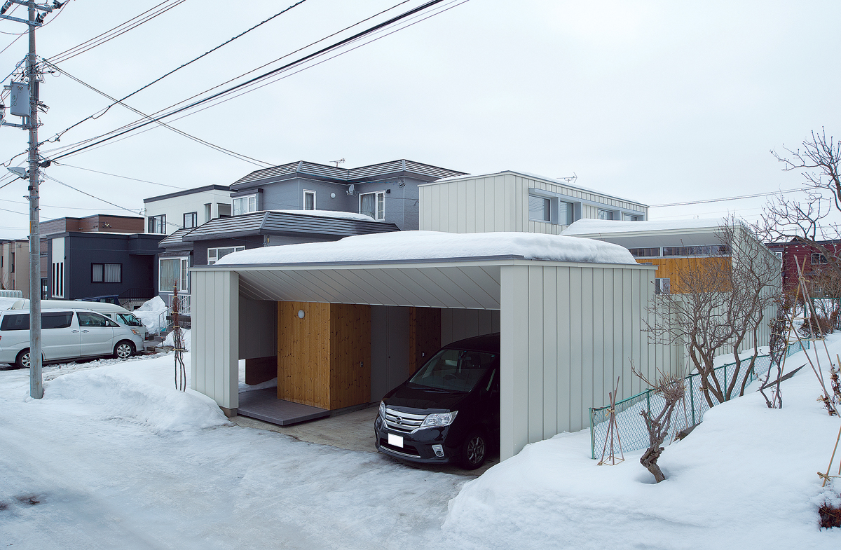 雪かきをしなくてすむインナーガレージ。雨の日も濡れずに玄関から車まで移動できる。ガレージ側が南だが、中庭を設けてその奥にリビングをレイアウトすることで、1日中明るい住まいに。コートハウスなので、庭でのバーベキューも外の視線が気にならない