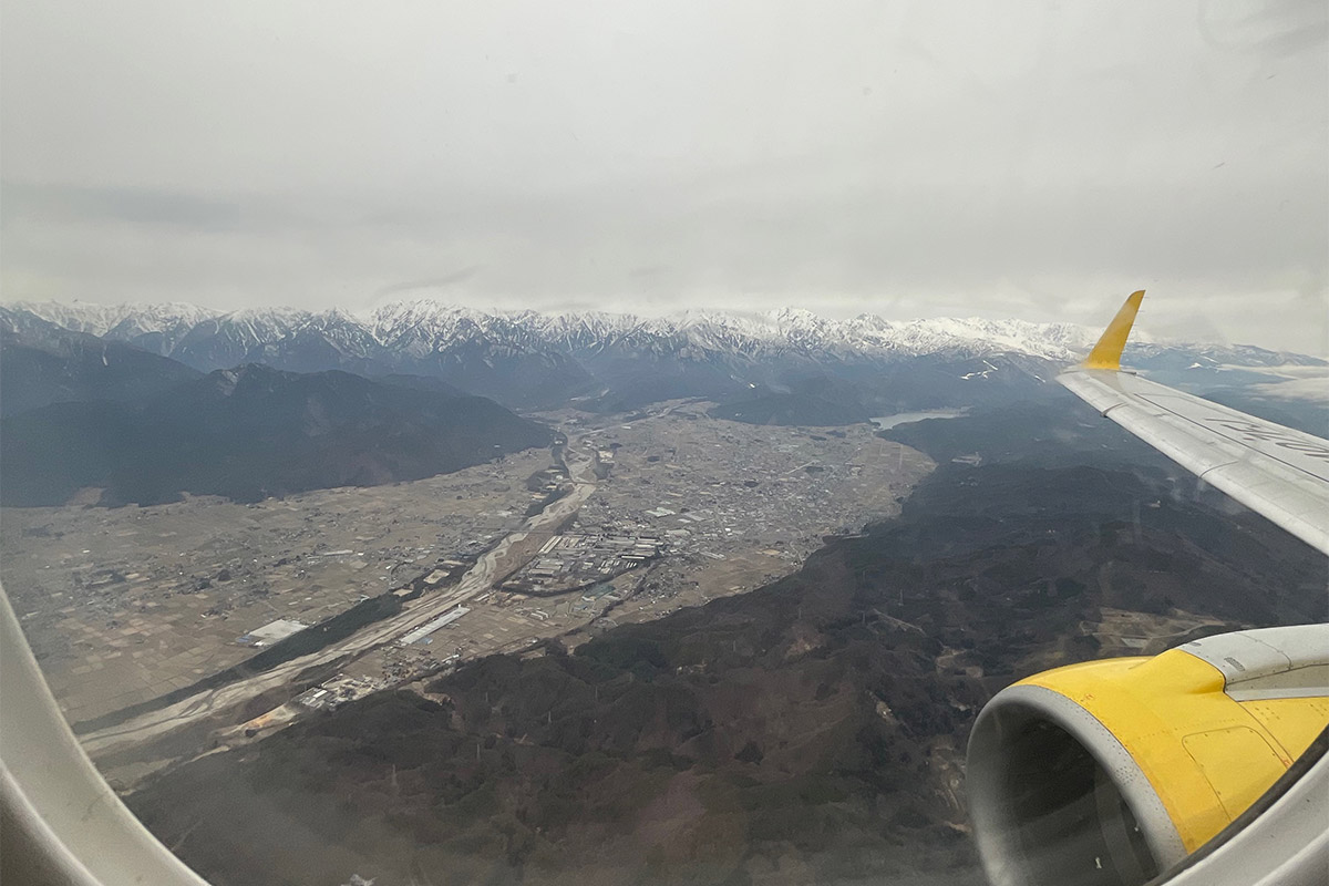 安曇野・大町あたりの盆地地形がよくわかります。ちなみにこの日はかわいい黄色い飛行機