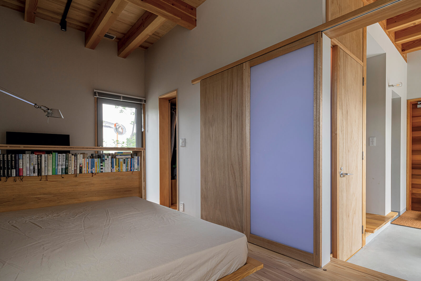 今は髙橋さんの書斎兼予備室にしている1階の部屋は、引き戸で土間と間仕切りできる設計