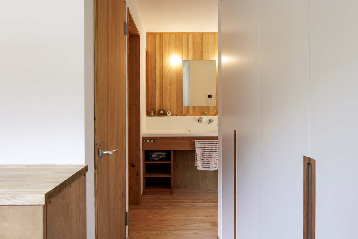 玄関ホールと短い動線でつながる独立型の洗面スペース。ゆったりとした洗面台は造作仕様