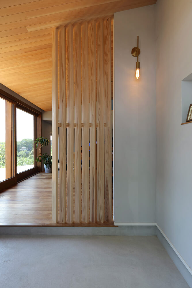 玄関とLDKの間に造作された木製の縦格子が部屋のアクセントに