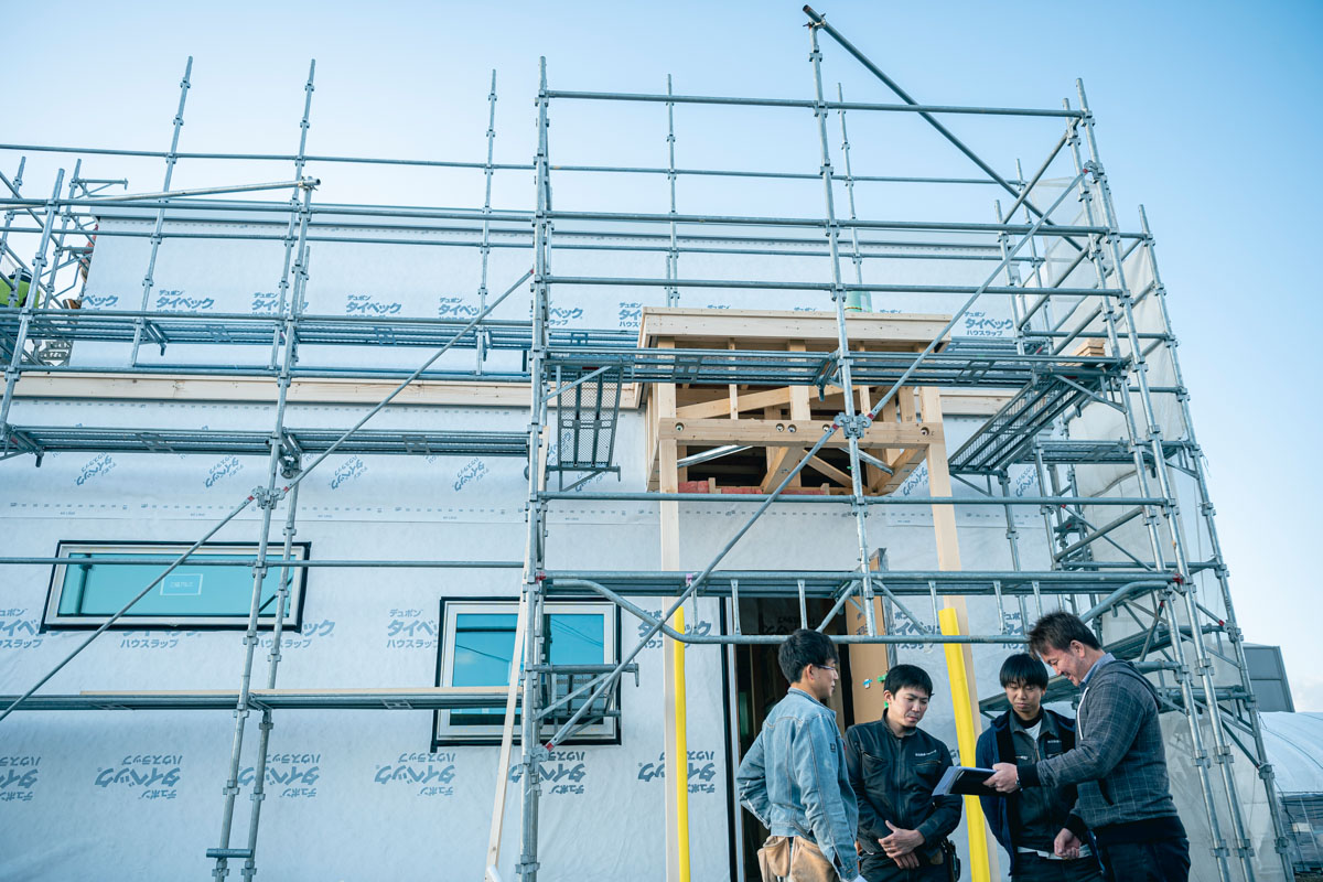 若い力で高性能な住宅を手がける北海道ハウジング。大工たちのチームワークもバッチリ