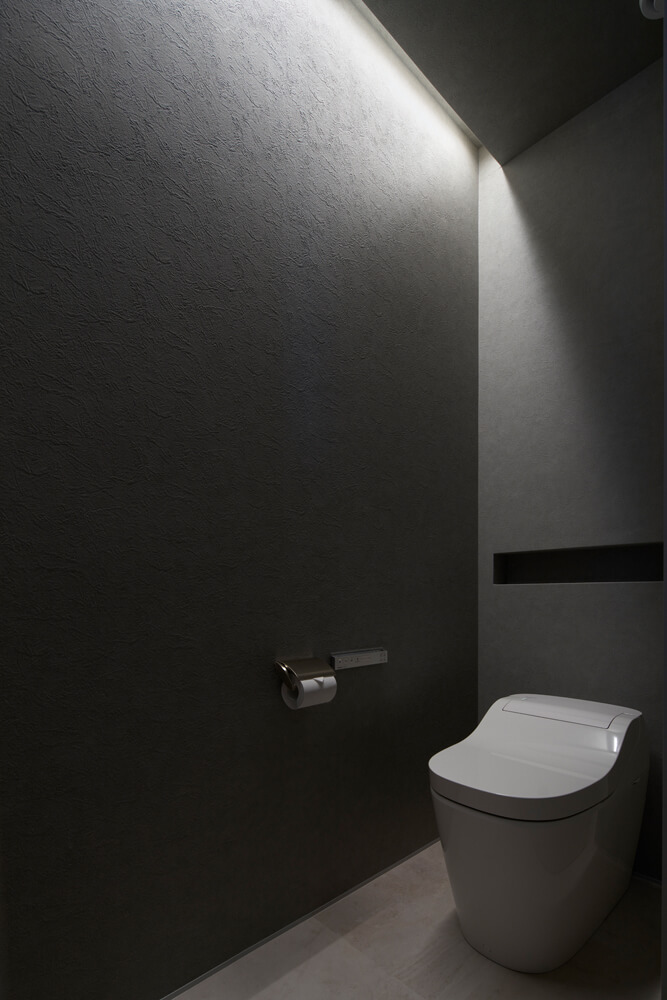 トイレの内装まで徹底してグレー色で統一。間接照明がホテルライクな空間を演出する
