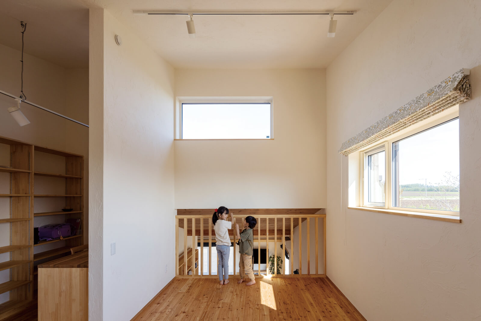2階のフリースペースは将来分割して子ども部屋にできる仕様。ハーフ吹き抜けで、床面積と階下の適温を確保できるつくりに