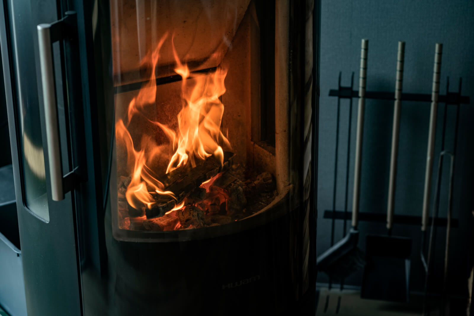 薪ストーブは炎が見えることで、視覚的な暖かさも感じられる