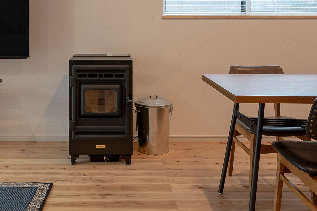 暖房は、環境にも体にも優しいペレットストーブを採用。じんわりとした暖かさが空間全体を包み込む