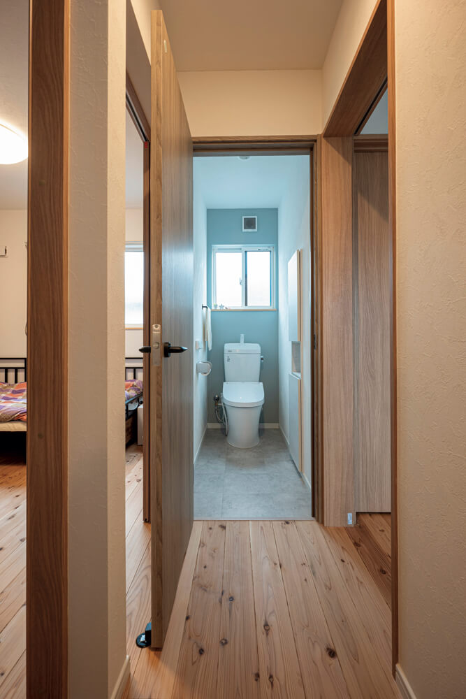 大きく間取り変更された2階の寝室と子ども部屋の間には、トイレを新設