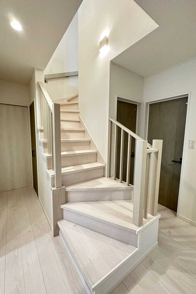 白一色の階段がおしゃれ。家の中心に配置したことで1階と2階を行き来する動線が短く済む