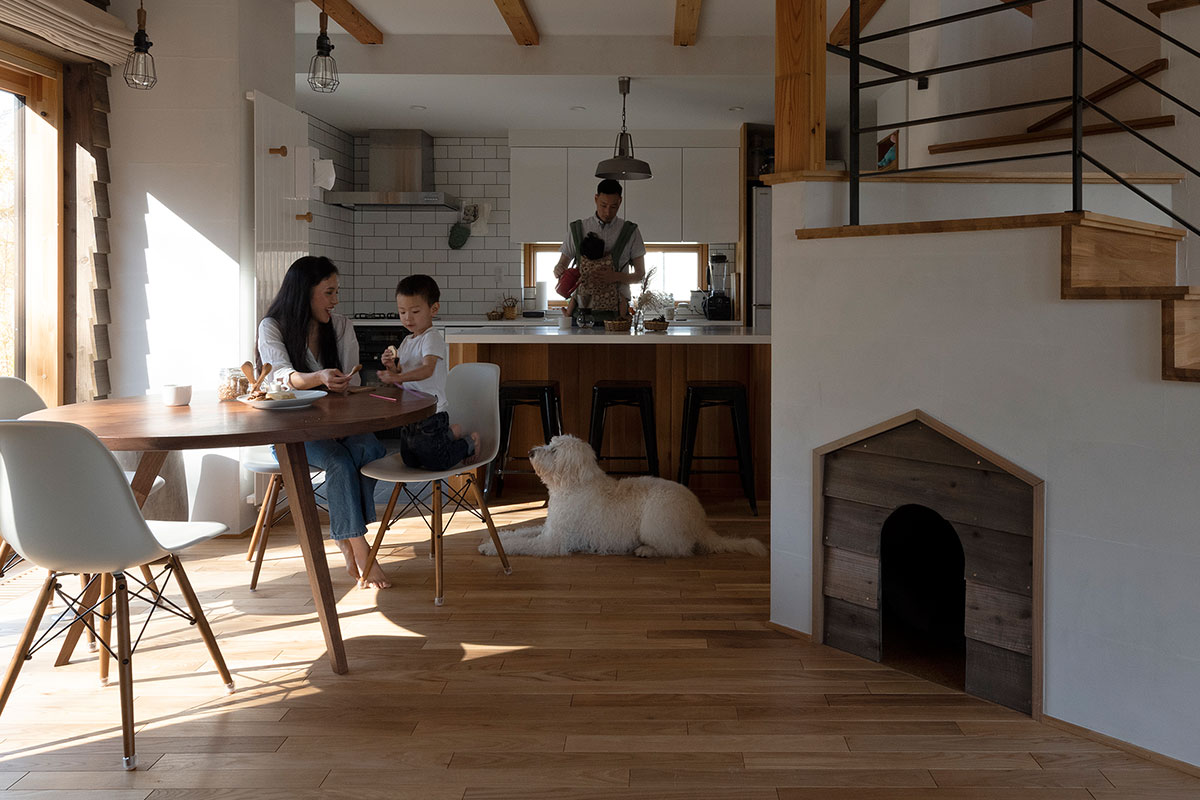 階段下のデッドスペースを愛犬の居場所にした例。犬小屋に見立てたようなデザインが個性的でかわいい