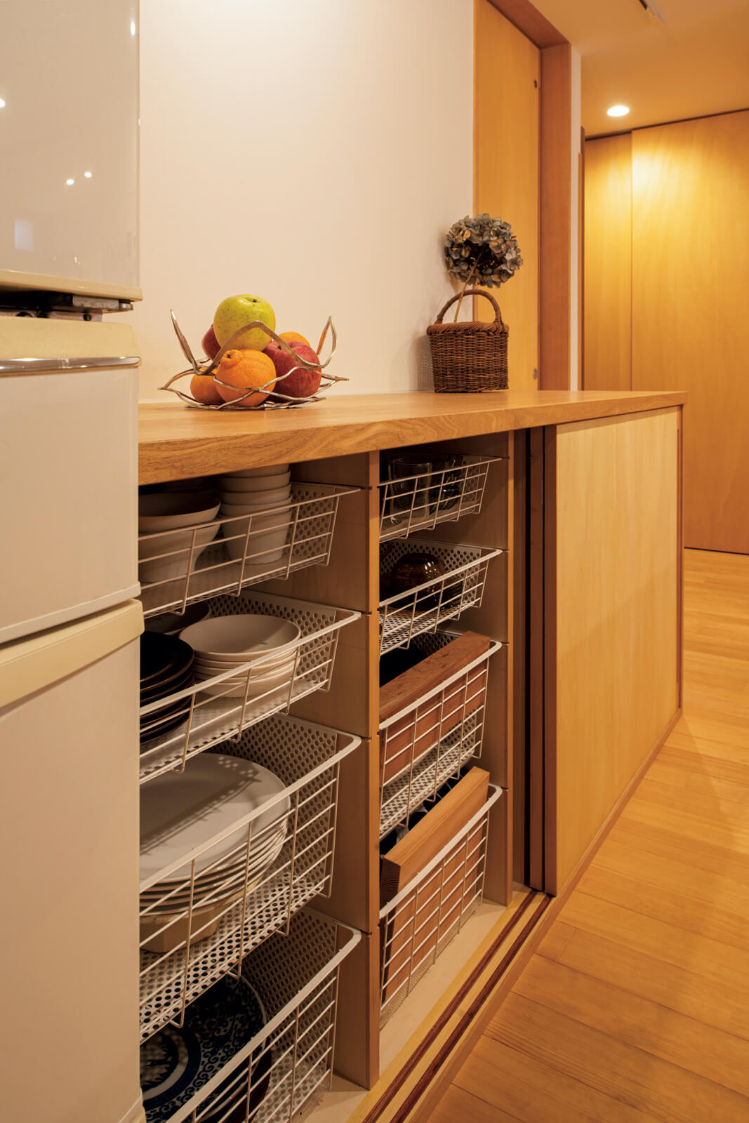 キッチンの背面収納の内部には4段の引き出しを造作。奥の物も取り出しやすい機能的な設計