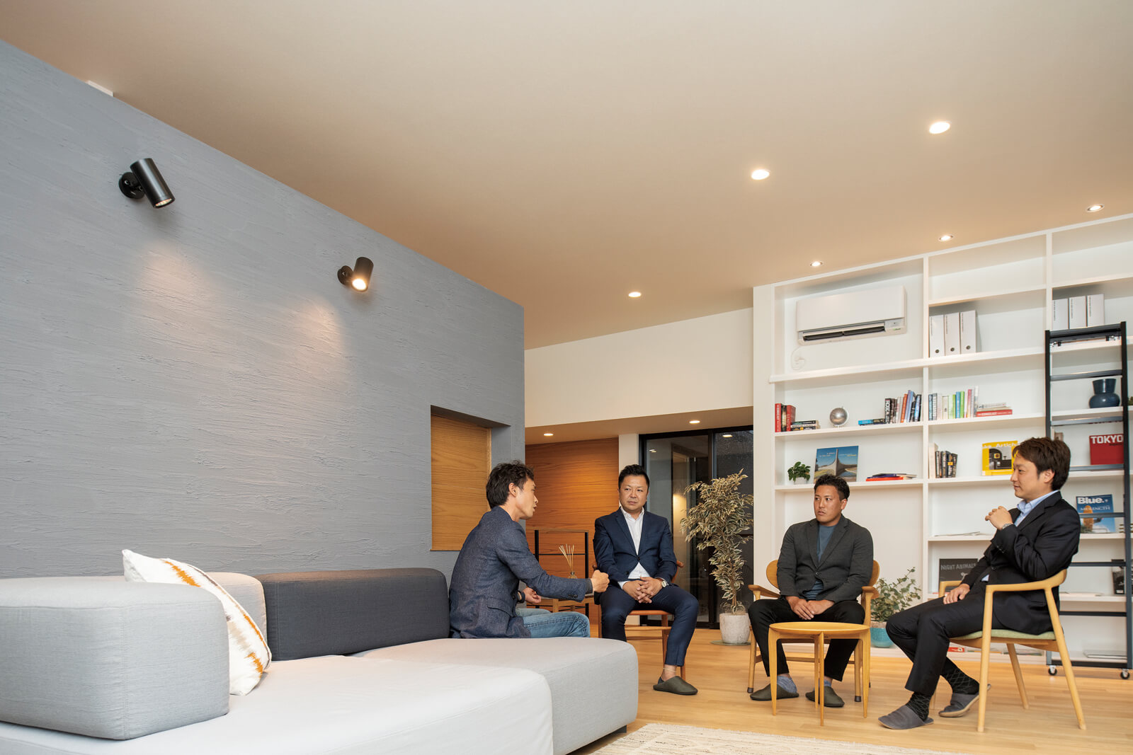 埼玉の各地域で活躍している地域工務店の若手経営者4名。今回の座談会は、モダンなデザインが大人な魅力を放つamaneのコンセプトハウスで行われた