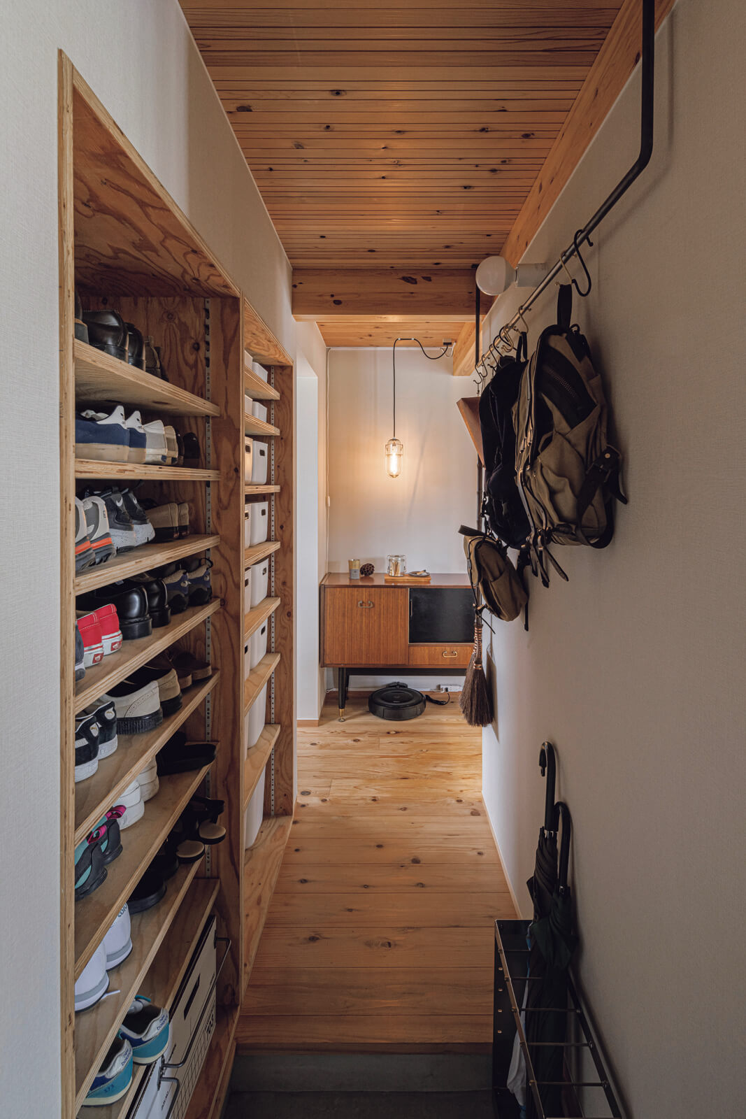 玄関は2WAYで、通路の壁面を利用した大容量の造作棚には、家族4人の靴や生活用品をすっきりと収納。寝室やキッチンへもスムーズにアクセスできる