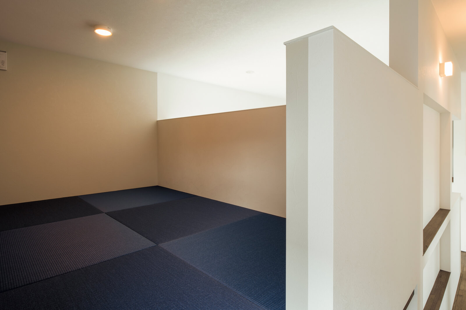 吹き抜けに面して、2階には琉球畳を敷いたロフトを設置。来客時の予備室としても活用できる