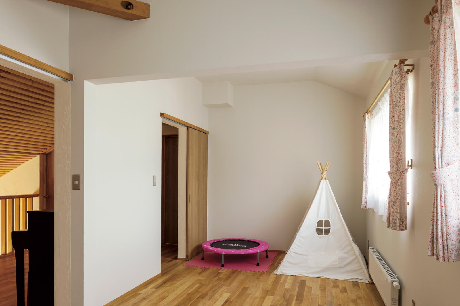 明るい光が注ぐ子ども部屋は、これからの成長に合わせて2部屋に仕切る予定