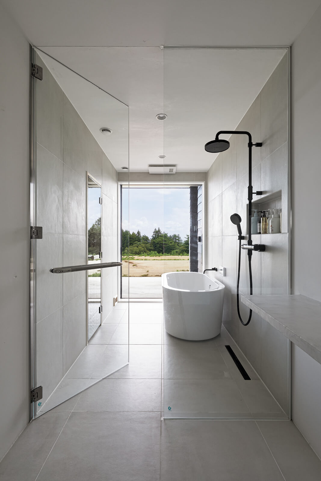 ガラス張りの浴室はリゾート感たっぷり。全開放できる窓がサウナライフをより快適にしてくれる