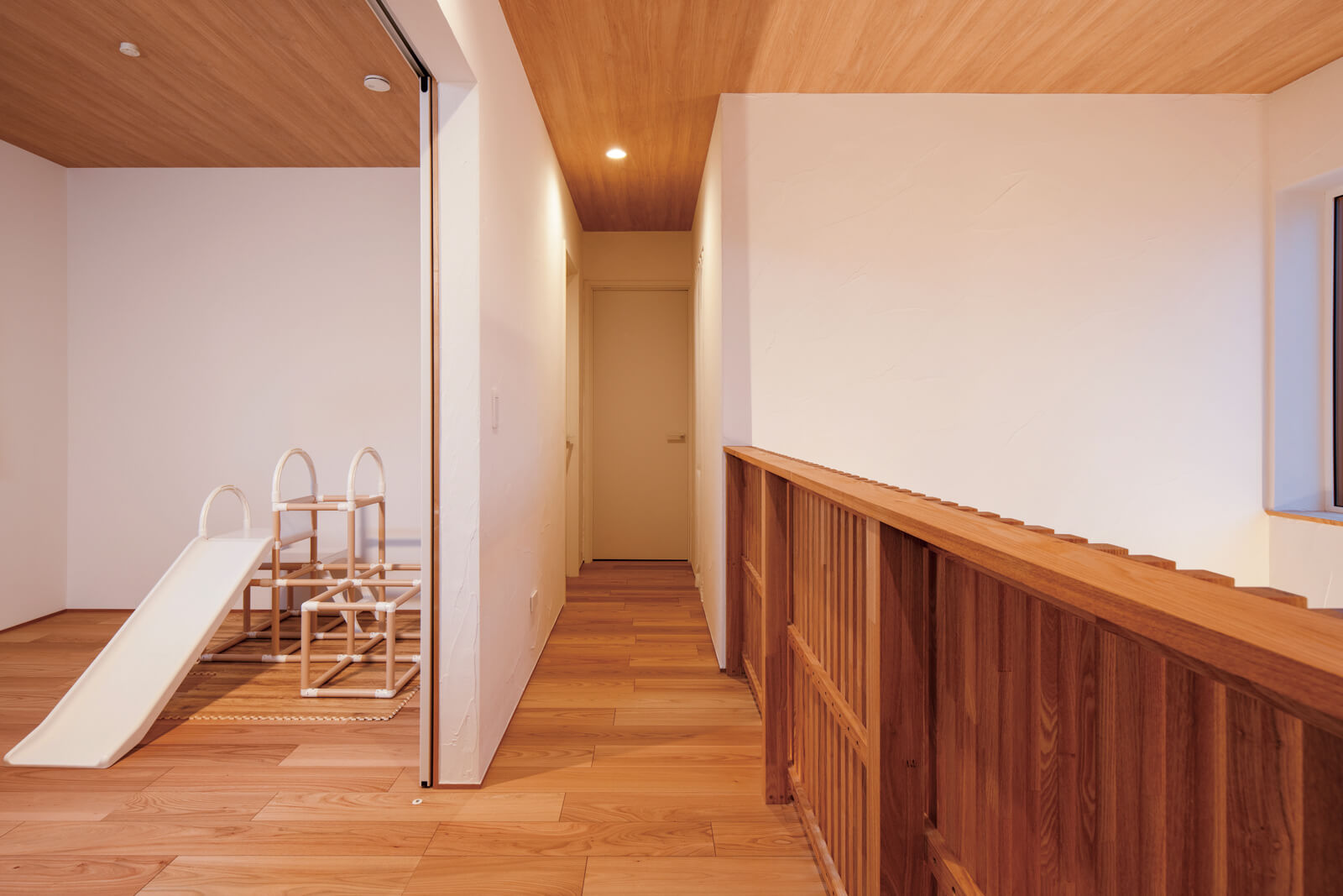 個室のある2階は、天然木と白の塗壁でシンプルで温かい雰囲気。左手の子ども部屋は将来2室に分けることができる