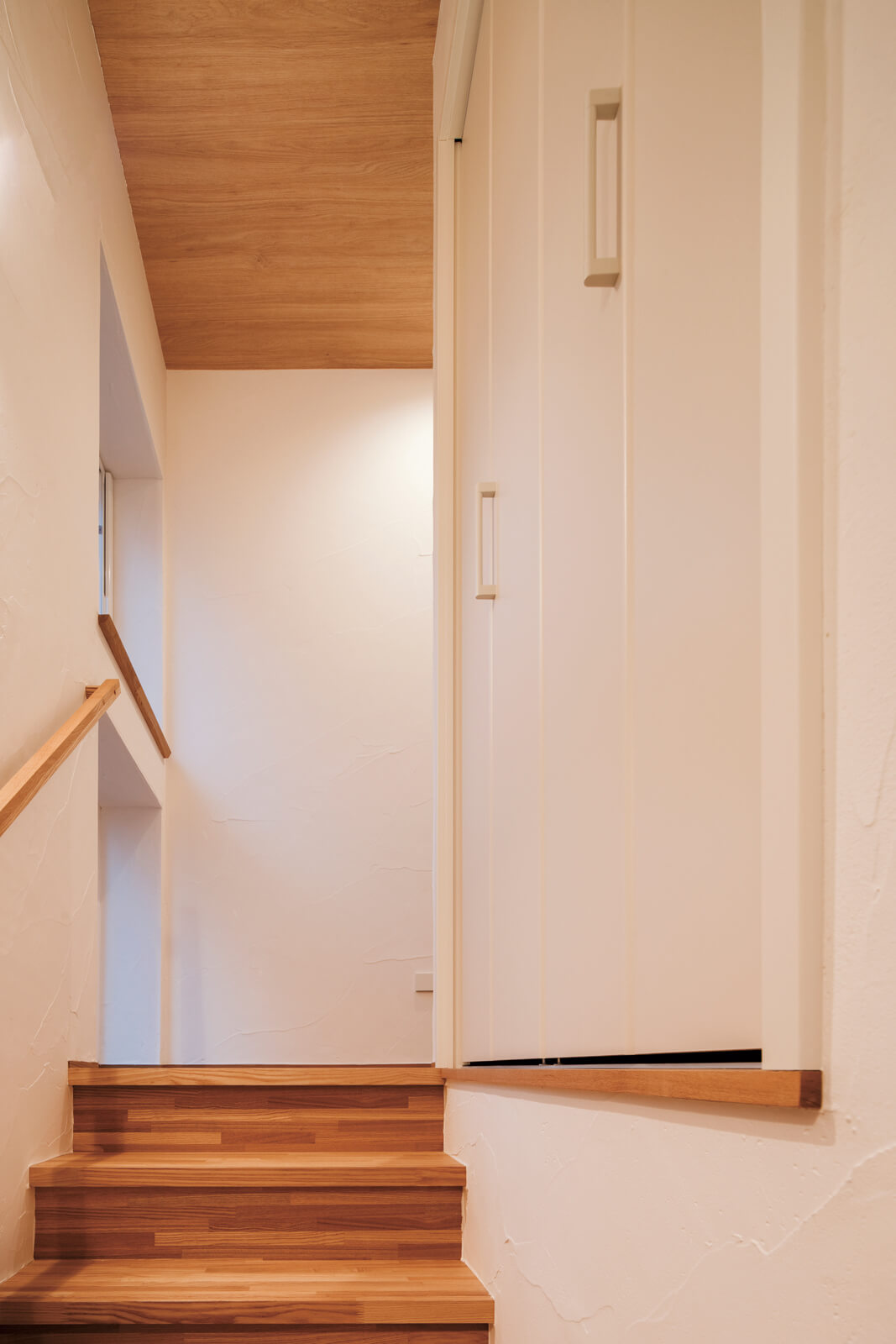 階段の動線上にもクローゼットを設え収納空間を確保。2階廊下の突き当たりは、窓と地窓を2段階に配置して足元まで明るく