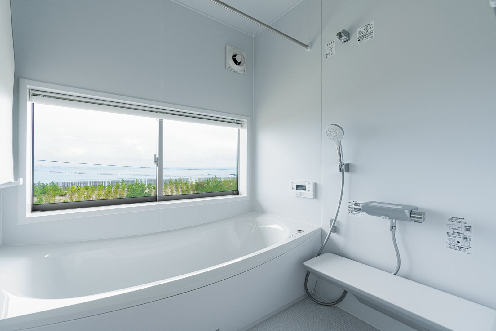 真っ白で清潔感のある浴室。窓からはもちろん海を見渡すことができる