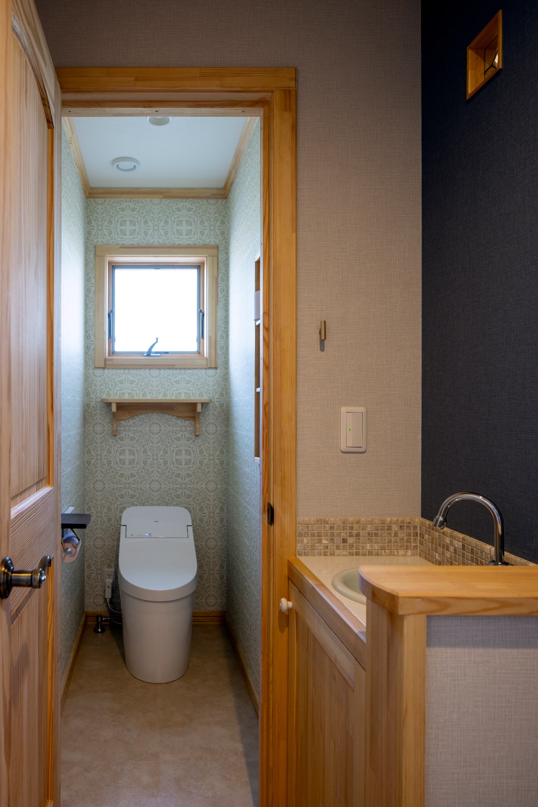 玄関ホールに手洗いを独立させたトイレを設置。造作手洗いは、帰宅後の家族、来客も使いやすい