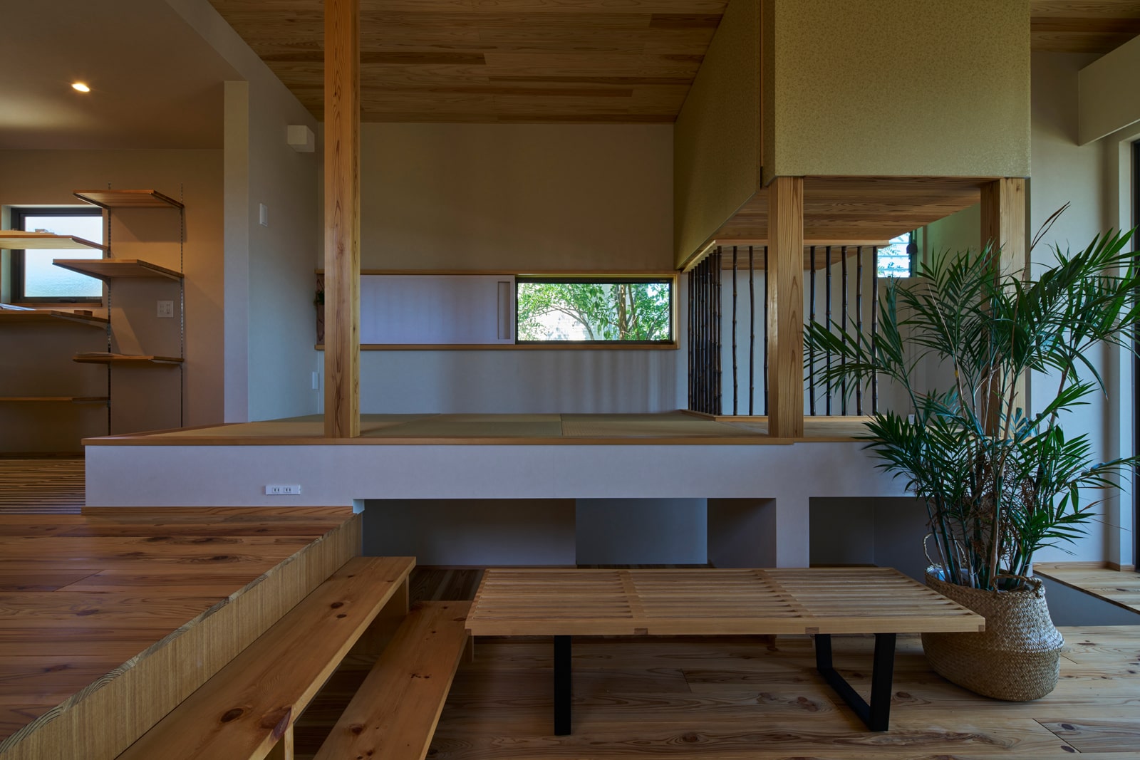 小上がりの畳スペースやピット風のリビングが室内に視覚的な広がりや開放感を生み出している