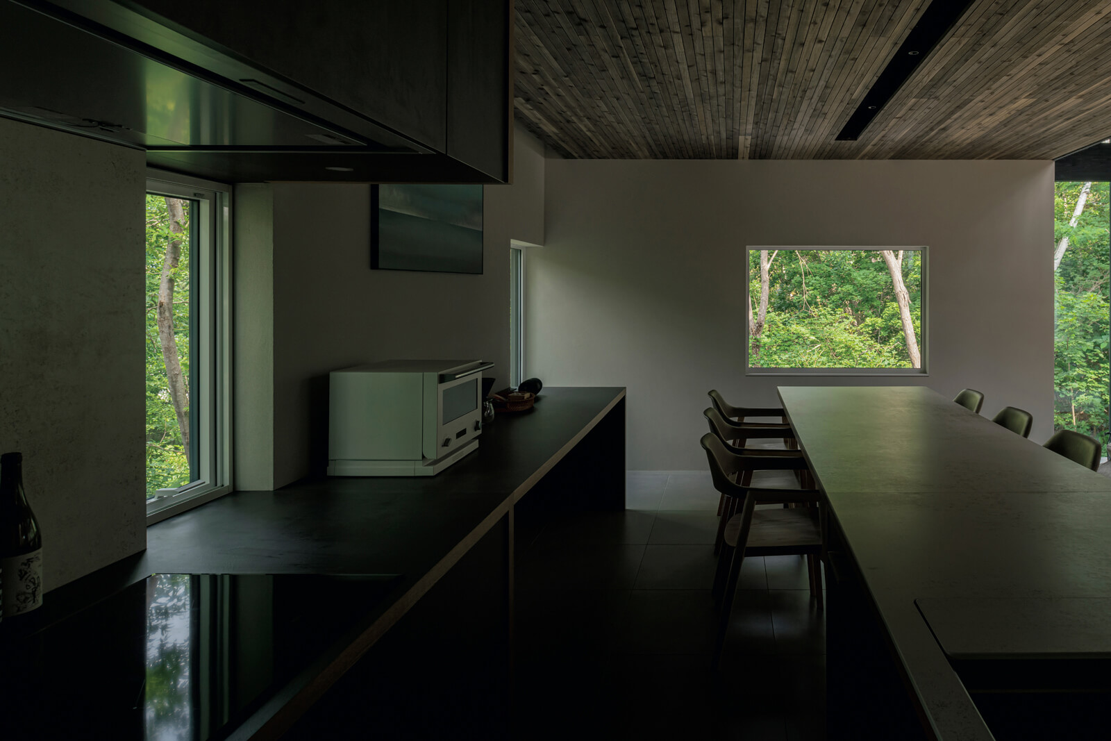 ダイニング・キッチンスペースは窓の高さを抑え、豊かな景色を十分に取り入れながらも落ち着きのある空間に