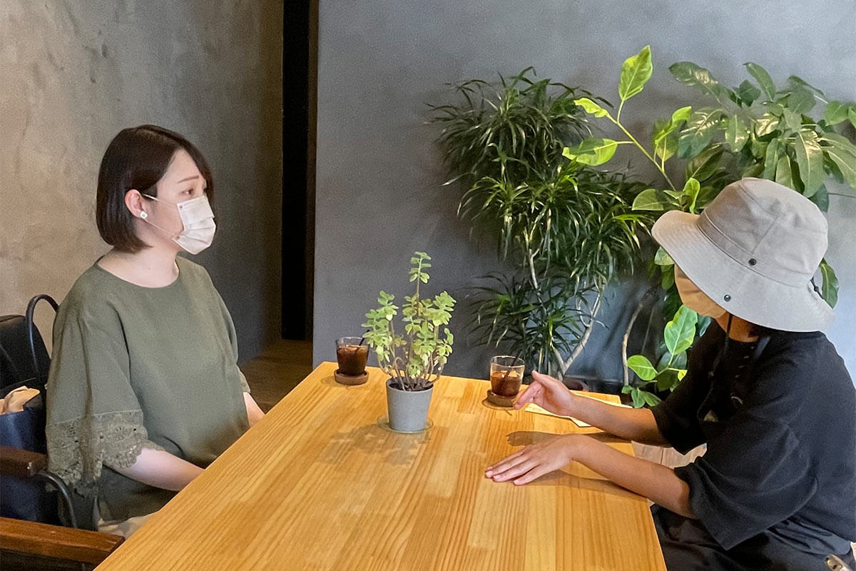 グラベルスタッフの信山さん（写真右）と植物初心者のミカミさん（写真左）