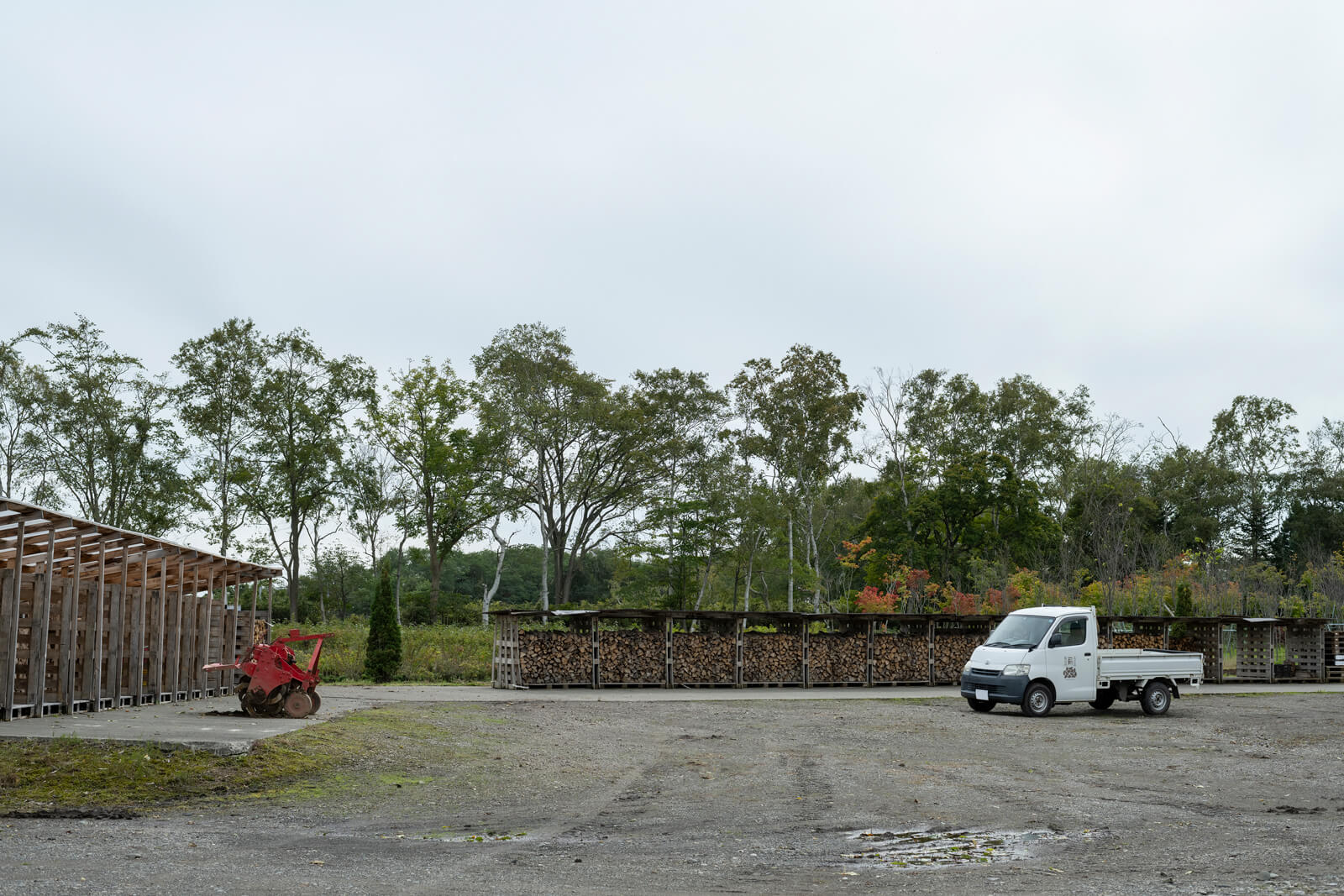 薪棚がL字型に配置されていて、指定された薪棚の前まで車を乗り入れることができる