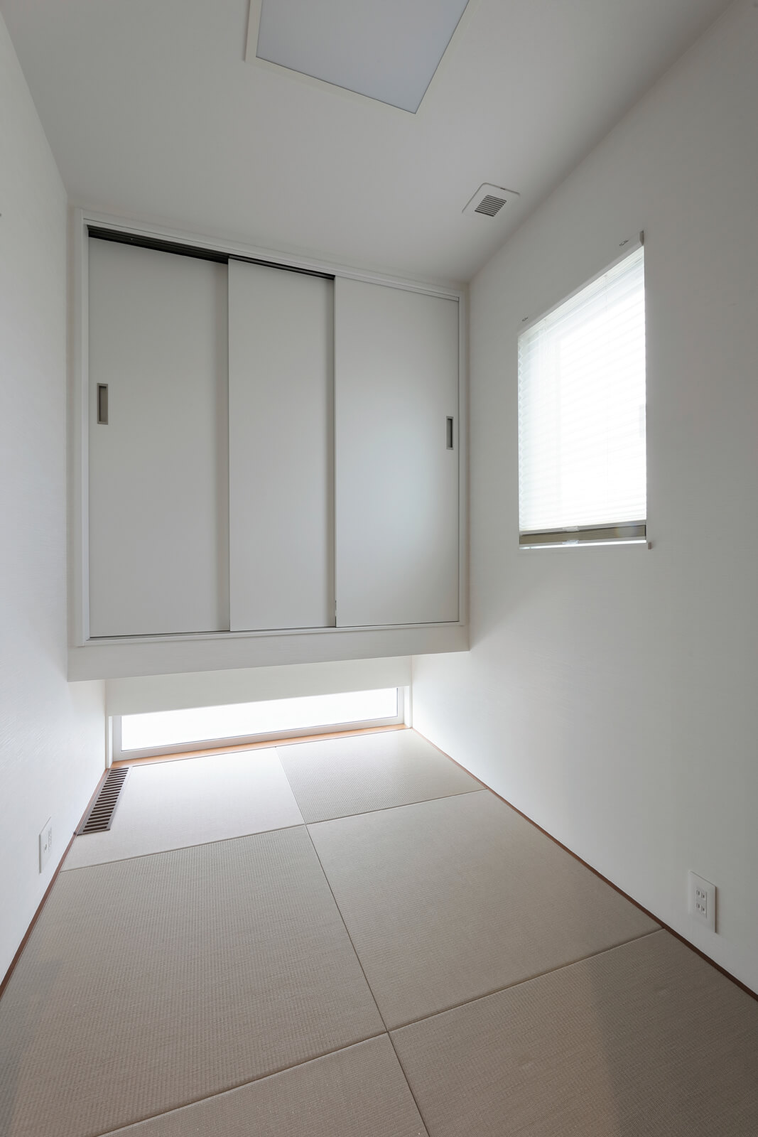 吊り押し入れを造作したコンパクトな3帖の和室。客間にも最適なこもり感のある空間