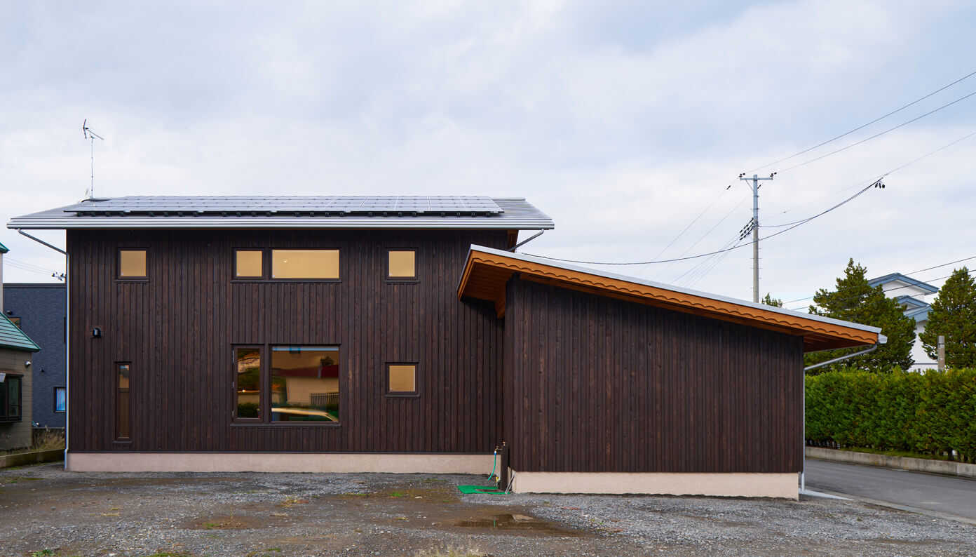 東南角地に立つNさん宅。太陽光発電パネルは南向きの屋根に設置されており、南側敷地は落雪を寄せるために広く空けてある