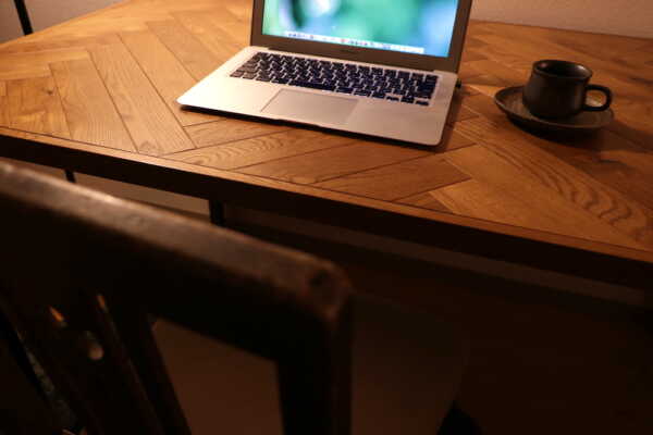 一目ぼれしたヘリンボーンテーブルがわが家に！きっかけは無垢材DIY体験でした