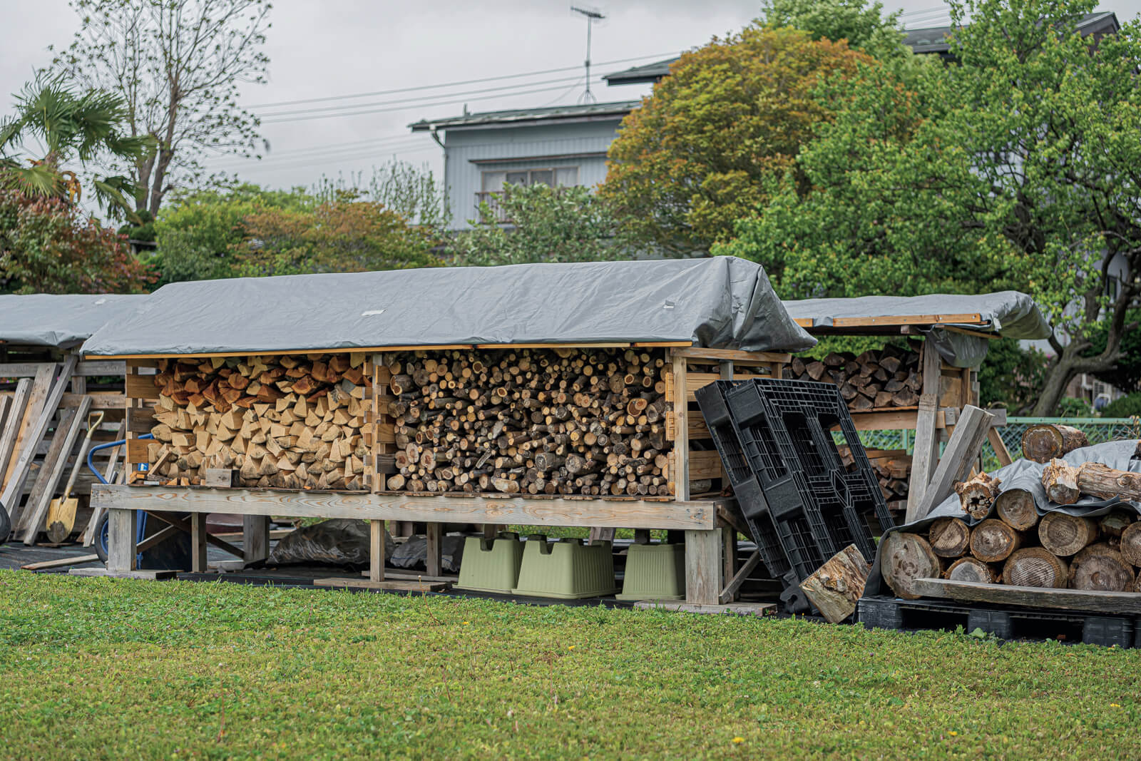 敷地の一角に設えたSさんお手製の薪小屋には、たくさんの薪をストック。家を建てた際に余った木材も薪ストーブの燃料として利用している