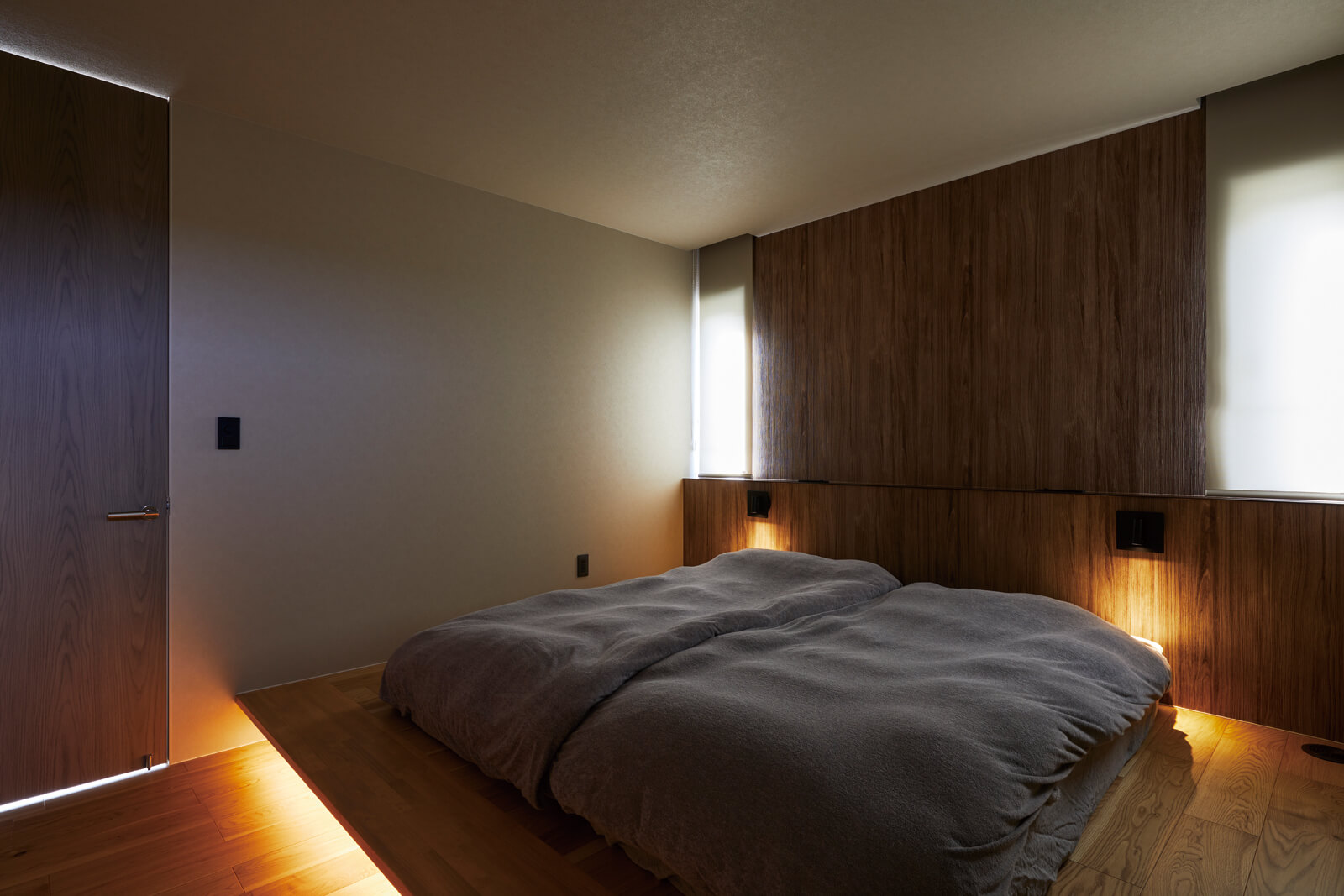 寝室は間接照明でリラックスできる空間に。西向きの窓からは、朝になるとやわらかく陽射しが入り、ゆっくりと目覚めを促す