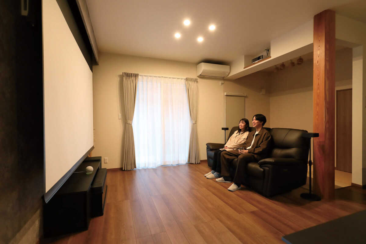 Hさん念願のホームシアターを実現したリビング。120インチのスクリーンがテレビの上の天井に間接照明とともに収納されており、リモコン操作で昇降が可能。映像が見やすいよう、スクリーンからソファまでは3mの距離を取っている