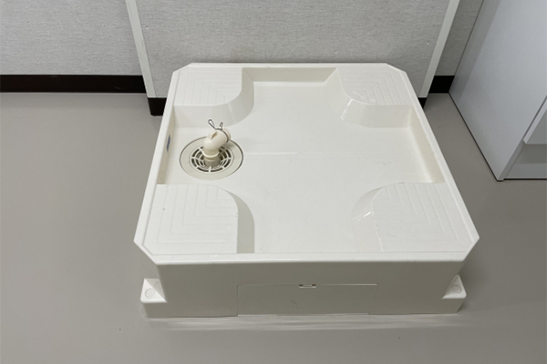 防水パンの台座部分は、床面より5㎝ほど高くなっている。電気屋さんで見たときよりも縦型洗濯機の洗濯層が深く感じることがあるが、それは防水パンでのかさ上げが理由