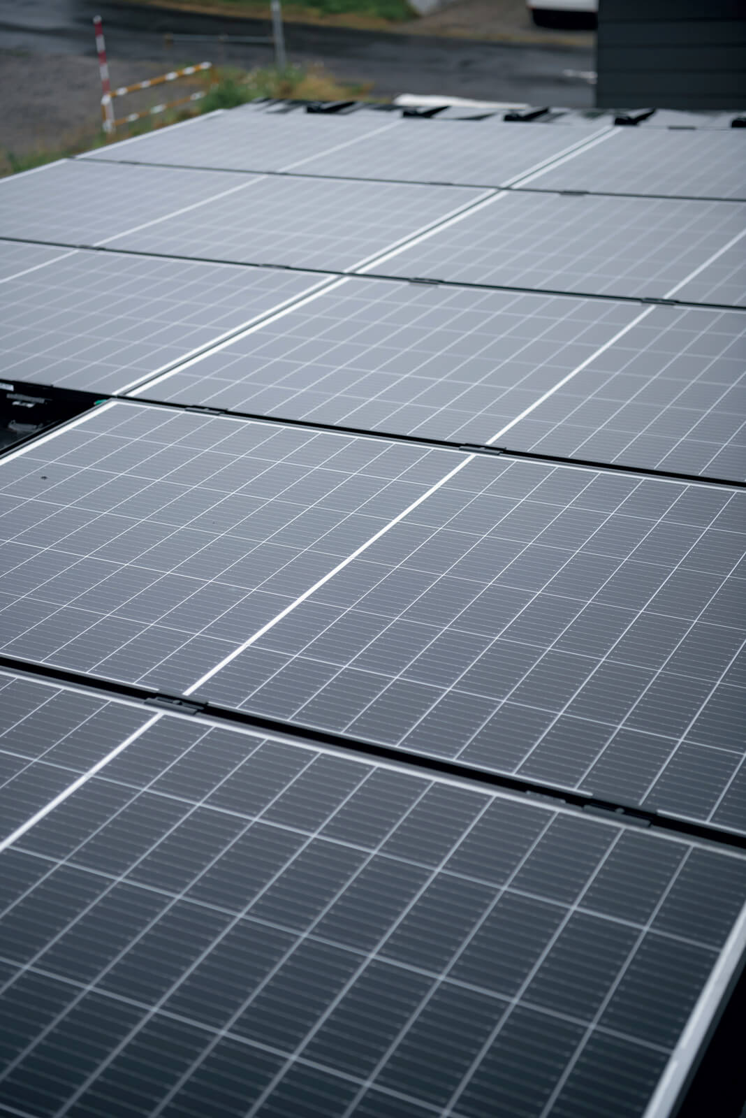 USAMI HOMEでは、新築住宅の8割以上に太陽光発電システムを導入している。Mさん宅も、屋根には耐久性・メンテナンス性の高い屋根材を採用し、9kWの大容量の太陽光発電パネルを搭載した