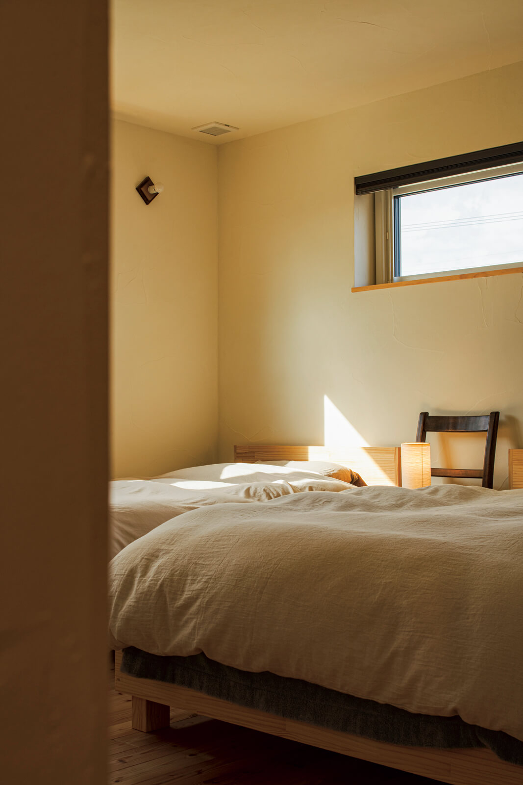 1階の寝室。周囲の視線を気にすることなく、明るさを取り込むハイサイドライトからの光が心地よい