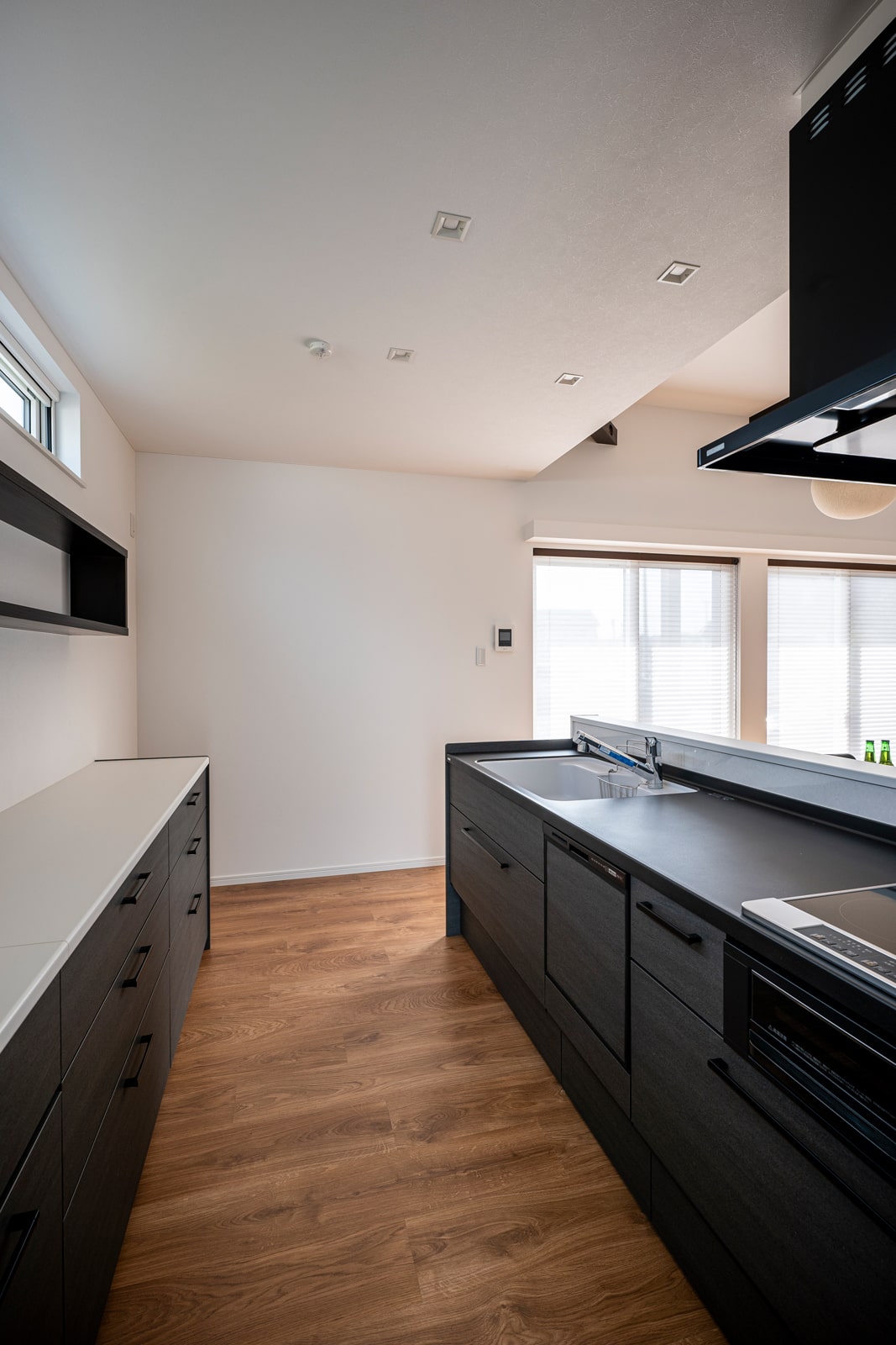 標準仕様のキッチンも一般的なものよりワンランク上。天板にエンボスコートの人造大理石が使用されている