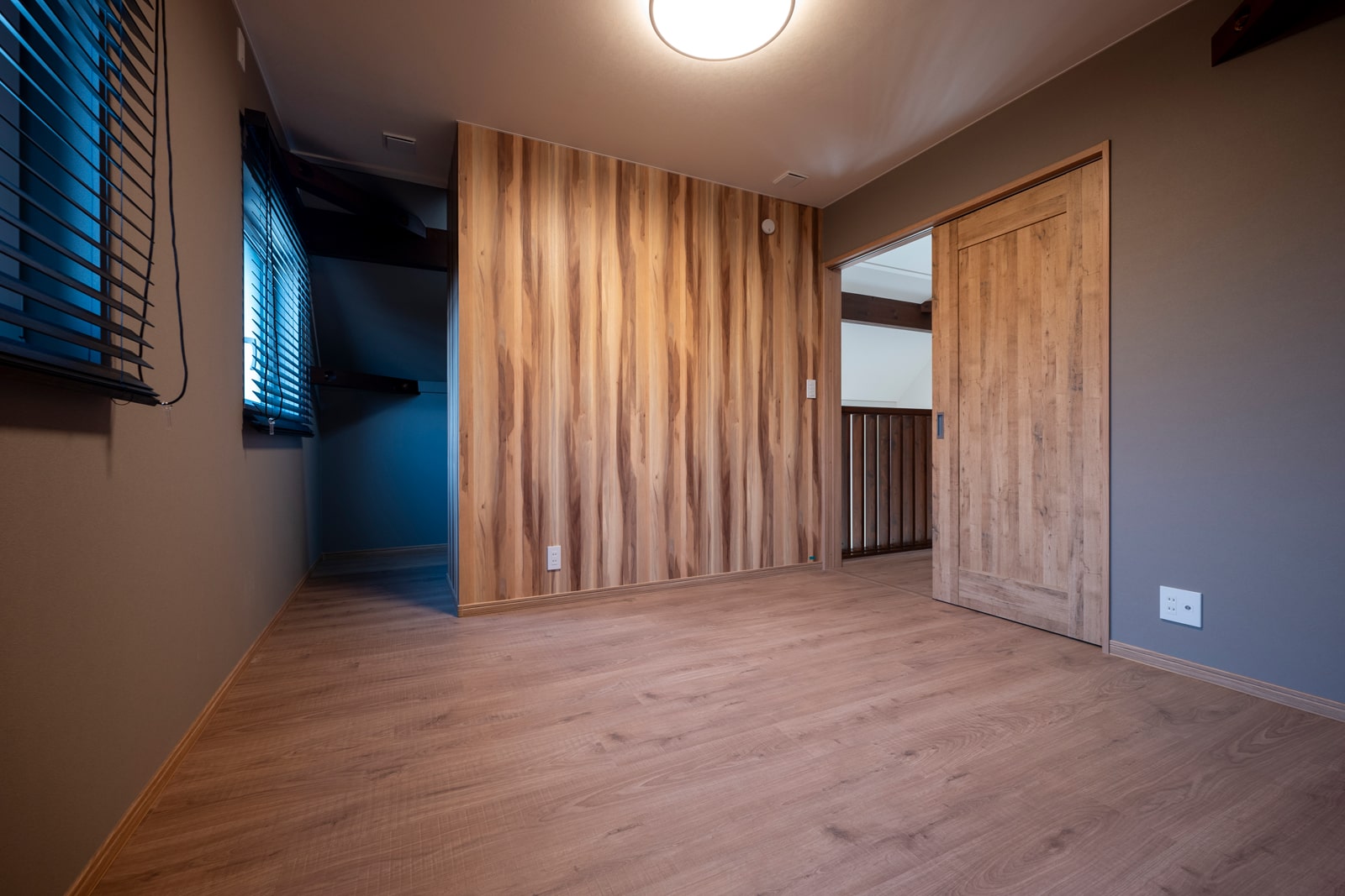 独特な木目調の仕切り壁が印象的なウォークインクローゼットを備えた2階の寝室