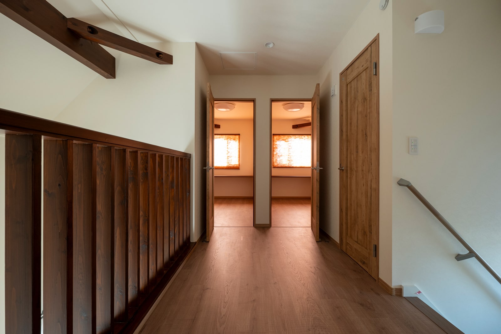 階段を上ると現れる幅広の廊下の両端に寝室と2つの個室を配置した間取り