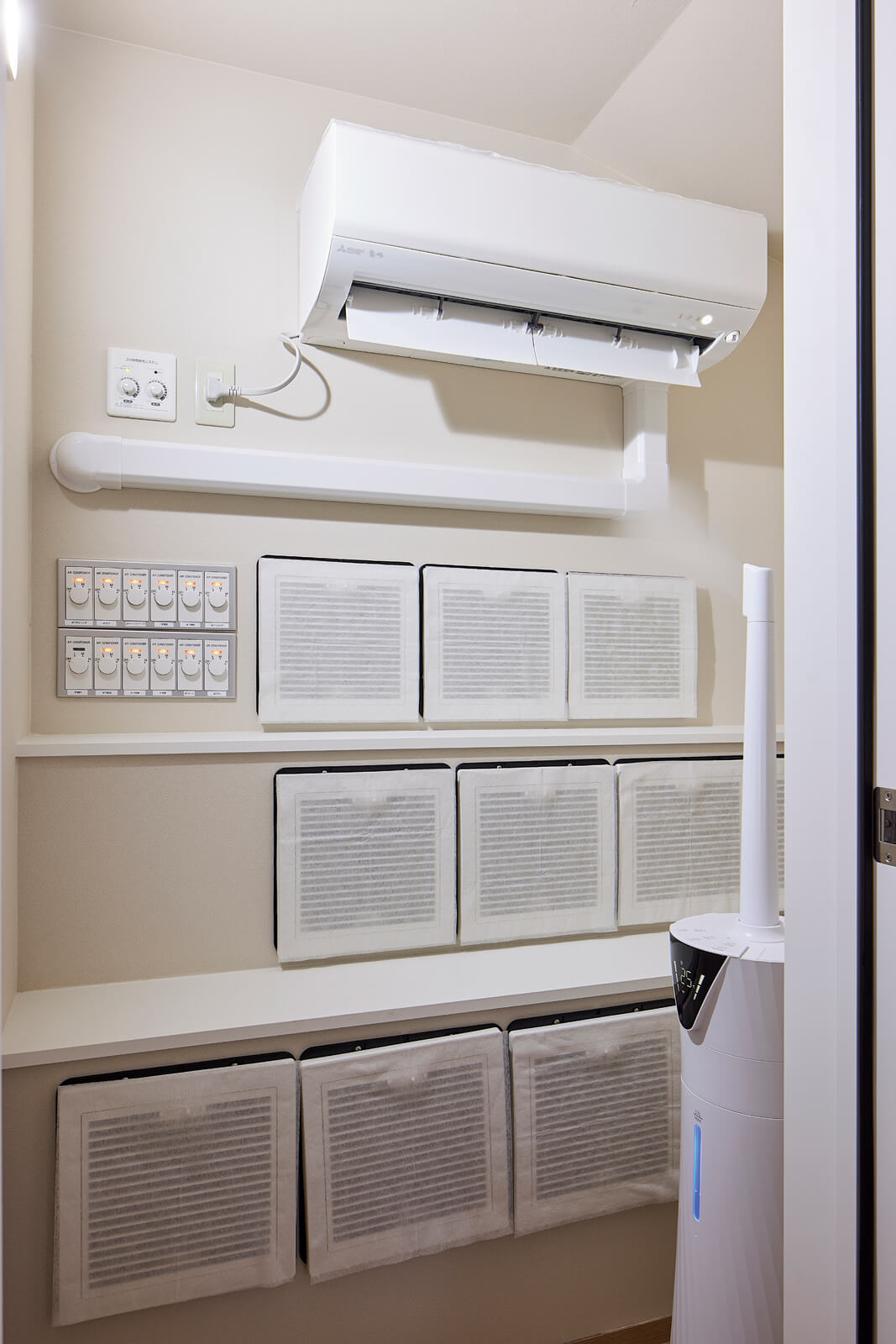全館空調システム「YUCACO」の空調室。「乾燥対策として、業務用の加湿器を設置してみました。うまい具合に湿度もコントロールできています」とHさん。YUCACOはシンプルなシステム構造のため、住まい手自らの工夫が容易。「少しずつコツをつかみながら、省エネルギーな暮らしをしていきたいです」と、Hさんは楽しそうに話す