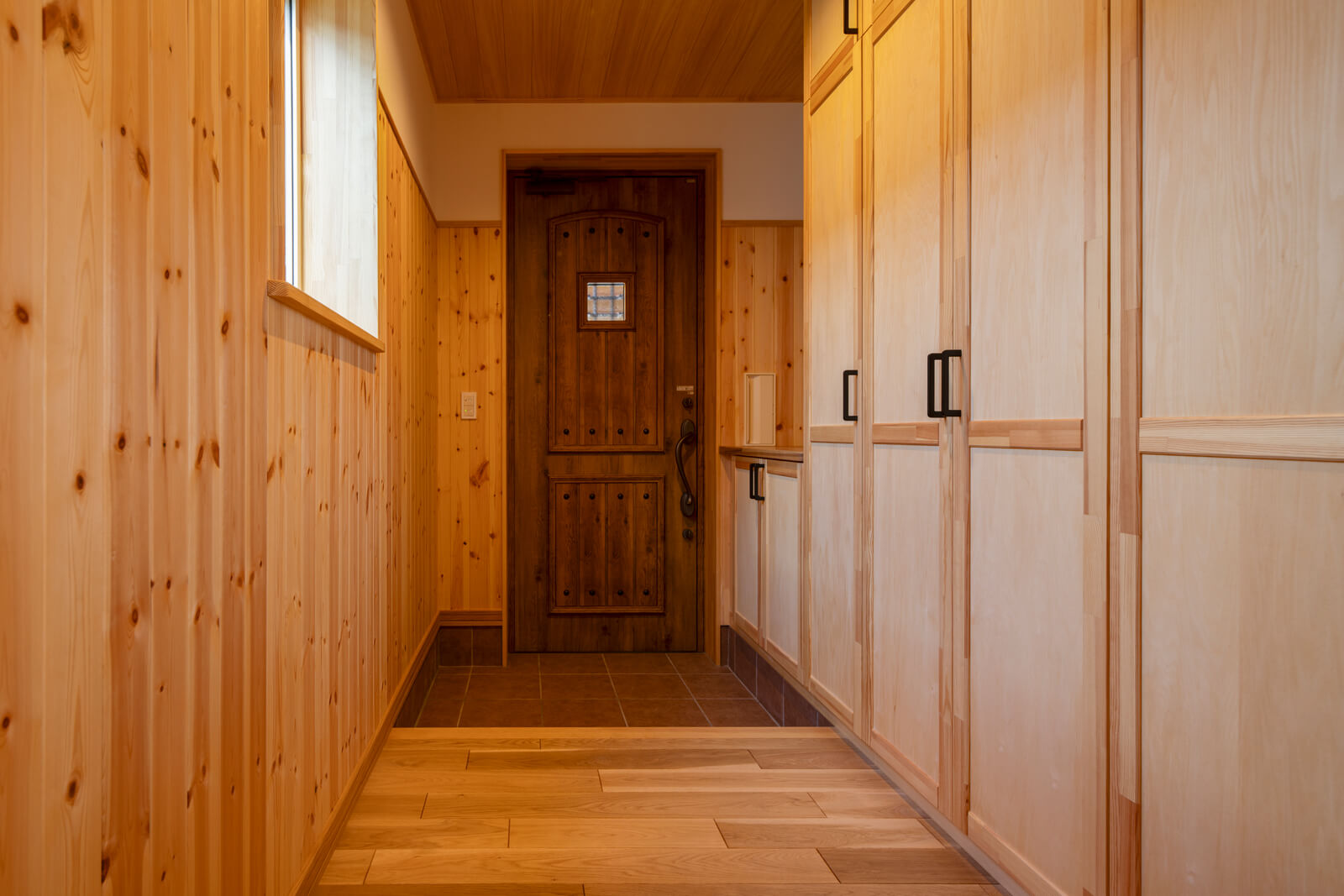 玄関扉を開けると出迎えてくれる木の香りが心地よい。造作の玄関収納も大容量