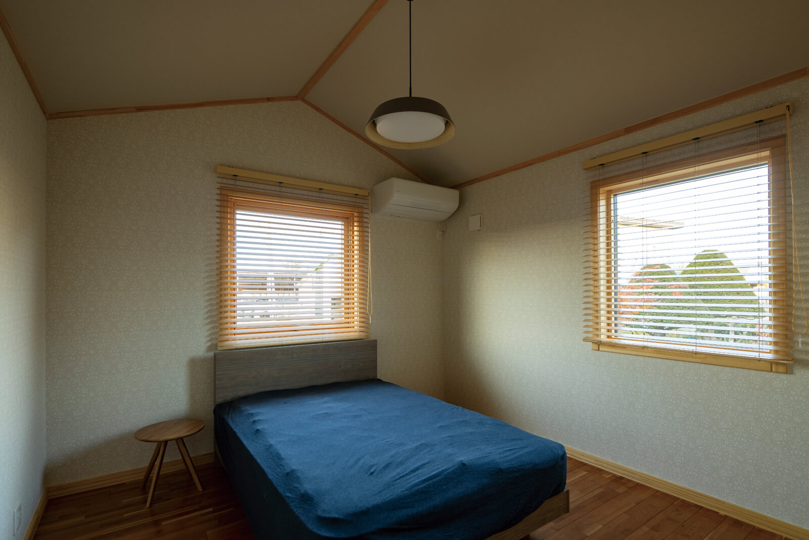 屋根なり天井と2面採光で明るい雰囲気に仕上げた寝室。大型のウォークインクローゼットも備え、空間をいつでもすっきりと保てる