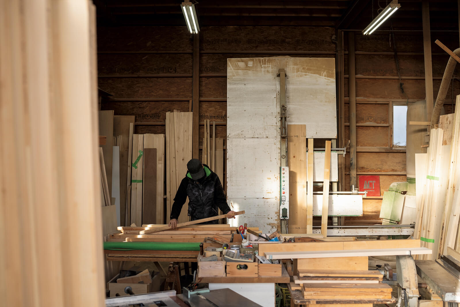 モエレ沼公園近くにあるカサシマ建設の工場では、製材や家具・建具製作専任の社員が作業を行っている