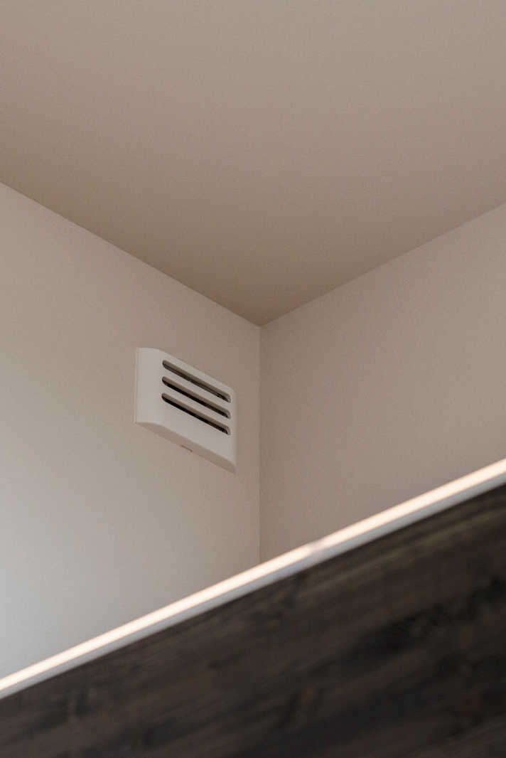 天井下に設けられた排気口から汚れた空気を排出。ダクトレスなので容易なメンテナンスで、清浄な空気環境が保てる