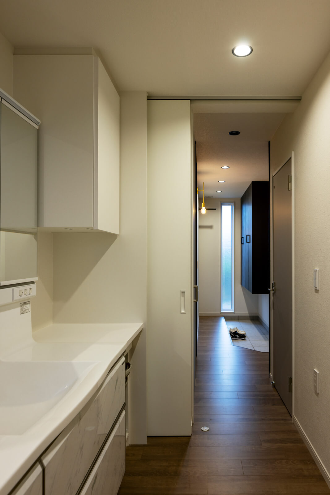 玄関ホールから最短の動線でつながる洗面スペース。脱衣室から独立させることで家族の使い勝手の良さを考慮