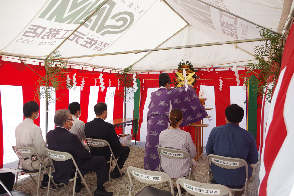 最近は地鎮祭を行わないケースもあるが、縁起担ぎや厄払いの意味で行うご家族がまだまだ多いのだそう