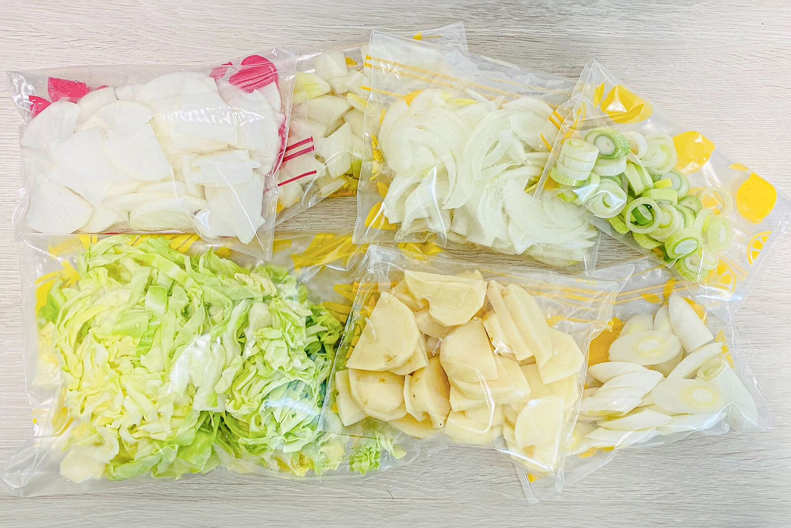 日持ちを考慮して、主に野菜を中心に準備することが多いです。茹でおきしているものは、あらかじめ火が通っているため煮込み系でも短時間で完成できます♪ きりおき。ゆでおき。