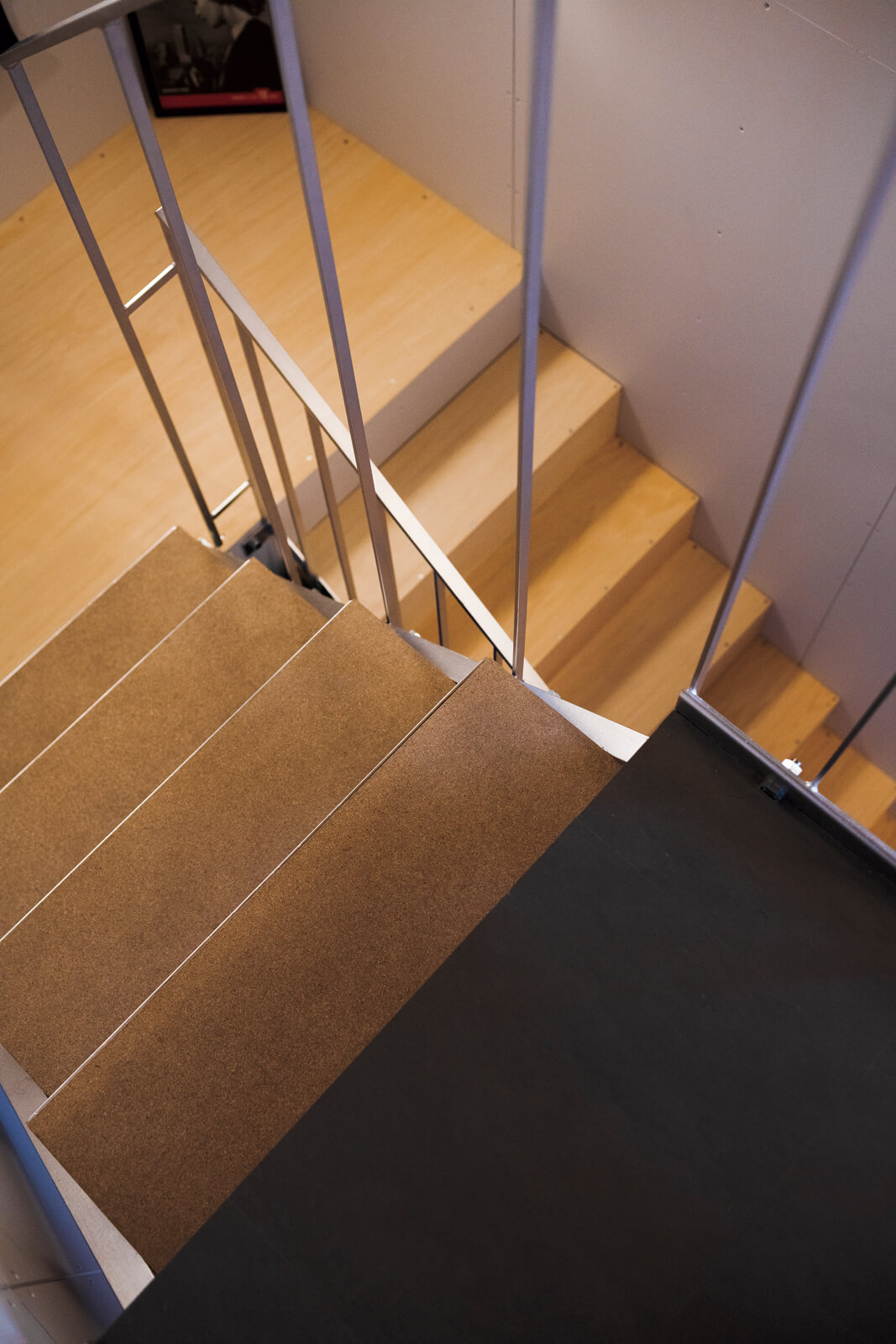 工業的な雰囲気を好むNさんの意向を生かし、階段の素材はシルバーに塗装したスチールを採用。表面が滑らかなパーティクルボードを踏み板としている