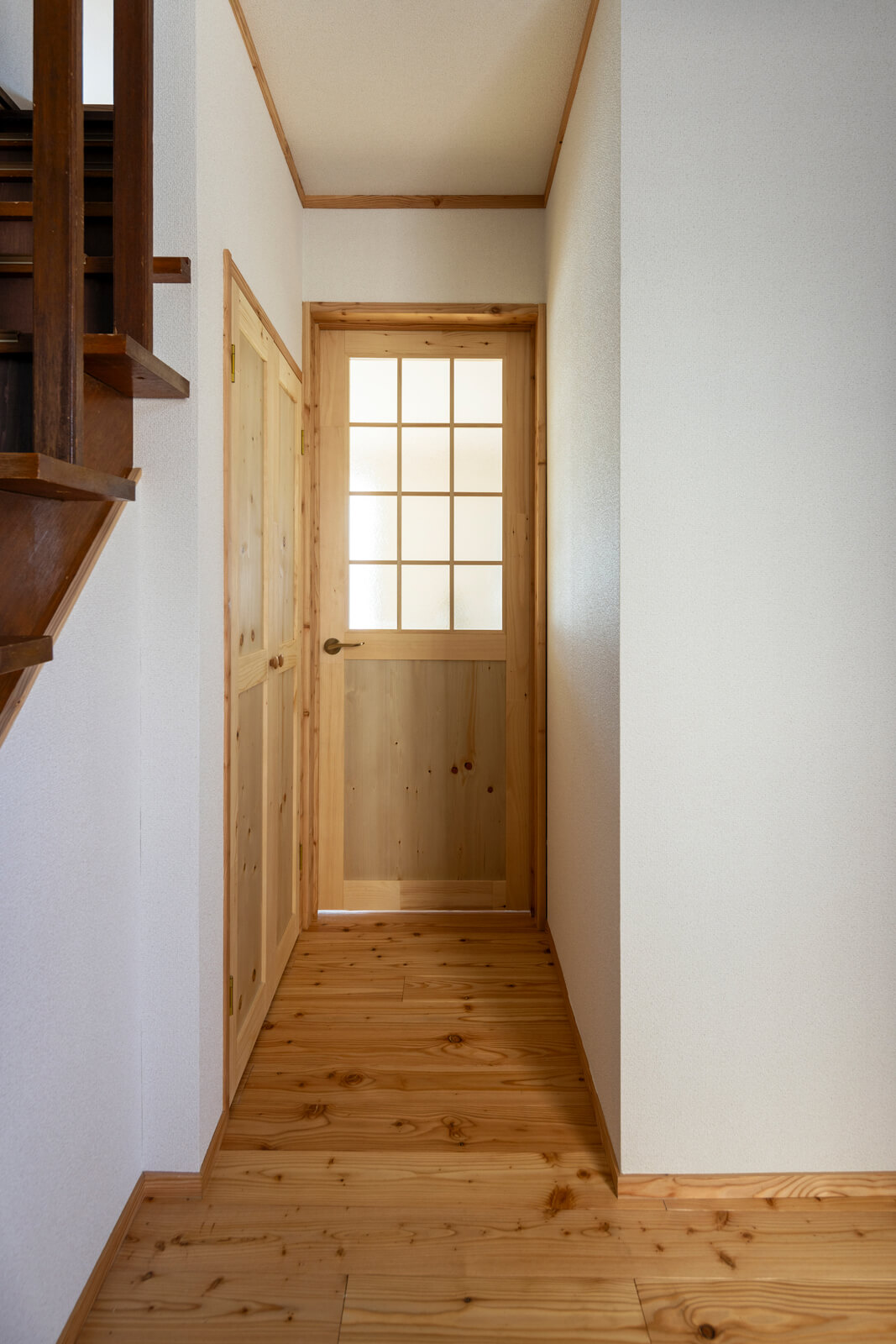 玄関とLDKの間のドアや、階段下収納の扉など、建具はすべて自社の職人による製作