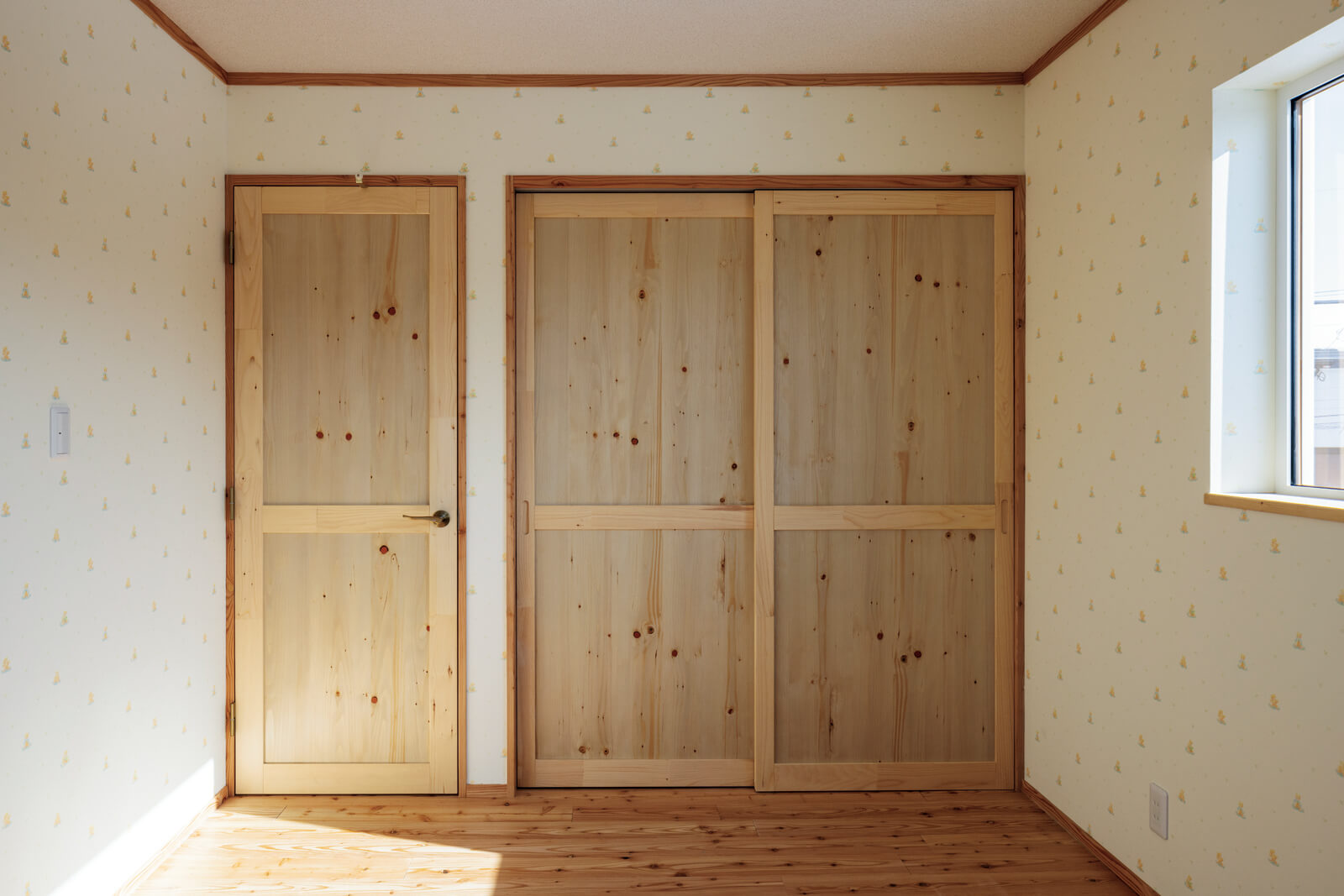 カサシマ建設の大きな特徴は、自社で製作する木製の建具類。各部屋のドアや収納扉はすべて無垢材で造作したもの